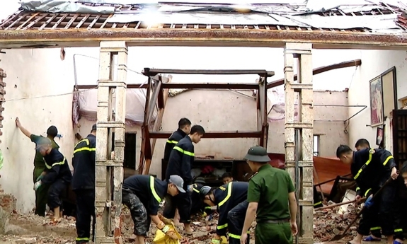 Huy động mọi nguồn lực triển khai quyết liệt công tác khắc phục hậu quả bão số 10 và mưa lũ